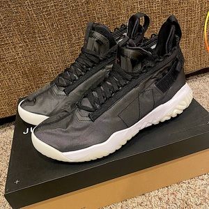 Air Jordan Porto-React Color: Black/White Size: 8.5, 11 ALL in Mens